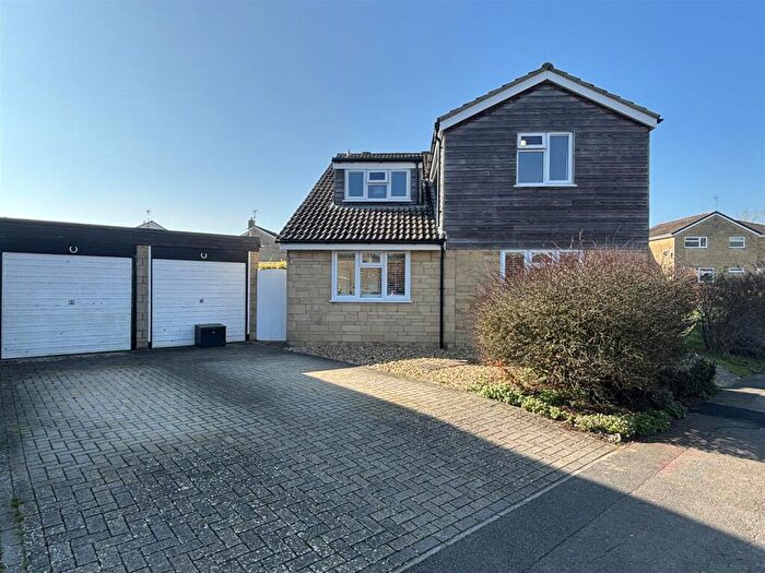 4 Bedroom Detached House For Sale In Lansdowne Crescent, Derry Hill, SN11