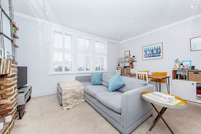 2 Bedroom Flat For Sale In Garratt Lane, London, SW18