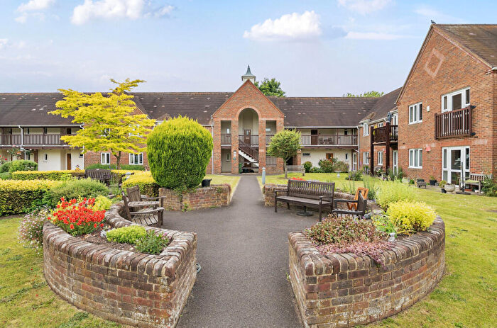 2 Bedroom Flat For Sale In Adams Way, Alton, Hampshire, GU34