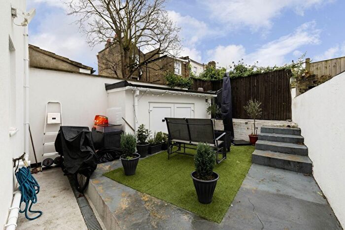 Studio To Rent In Kilburn Lane, London, W9