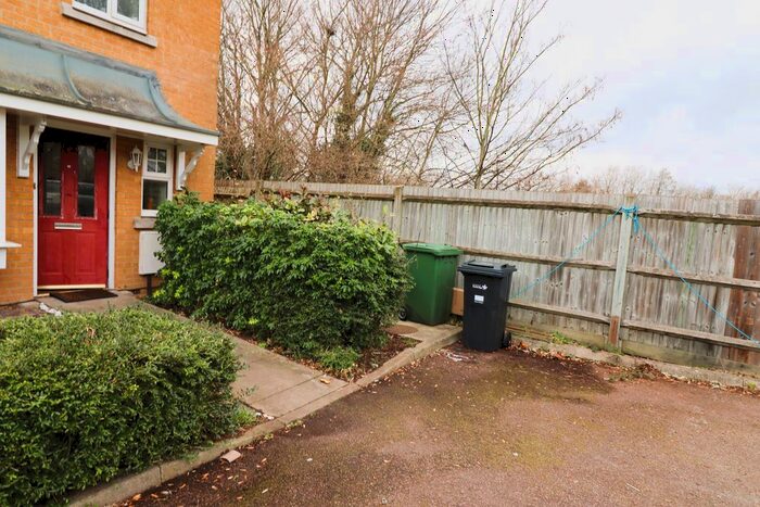 3 Bedroom End Of Terrace House To Rent In Heathside Close, Ilford, IG2