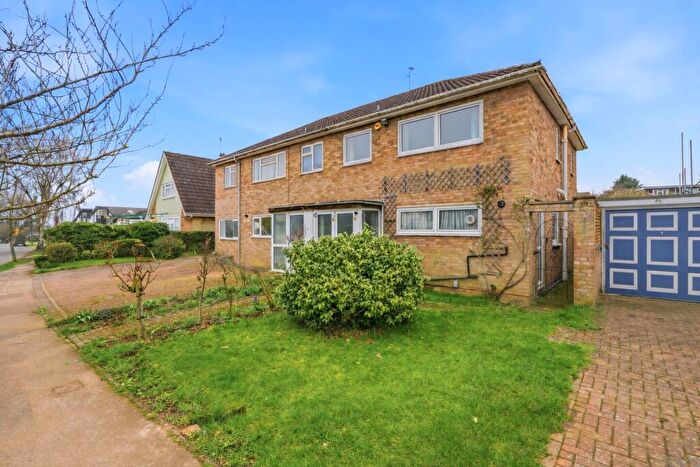 3 Bedroom Semi Detached House For Sale In Orchard Drive, Park Street, St. Albans, Hertfordshire, AL2