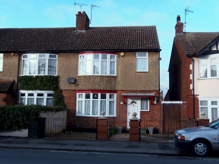 3 Bedroom Semi-Detached House To Rent In Icknield, Luton LU3