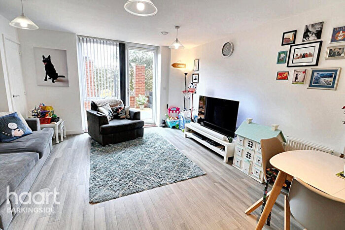 1 Bedroom Flat For Sale In Marine Crescent, Hainault, IG6