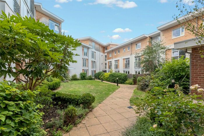 2 Bedroom Maisonette To Rent In Coleman Fields, Islington, N1
