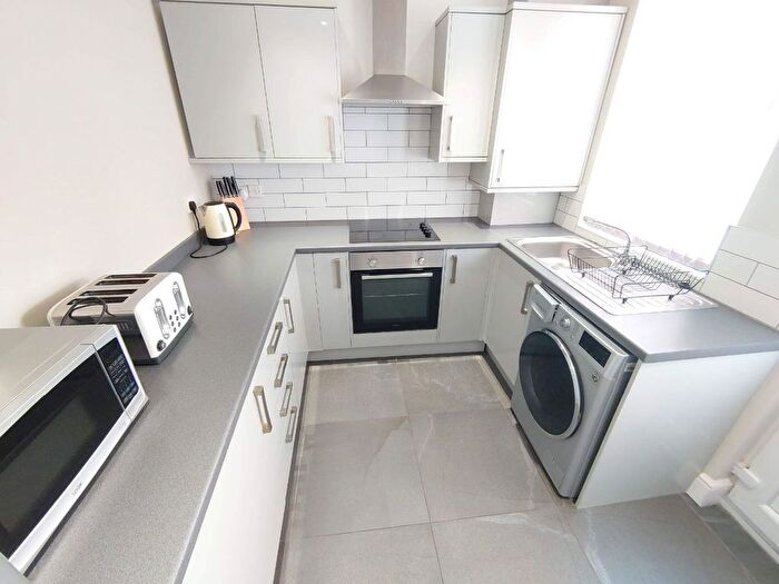 3 Bedroom Terraced House To Rent In Kelso Rd, Kensington, L6