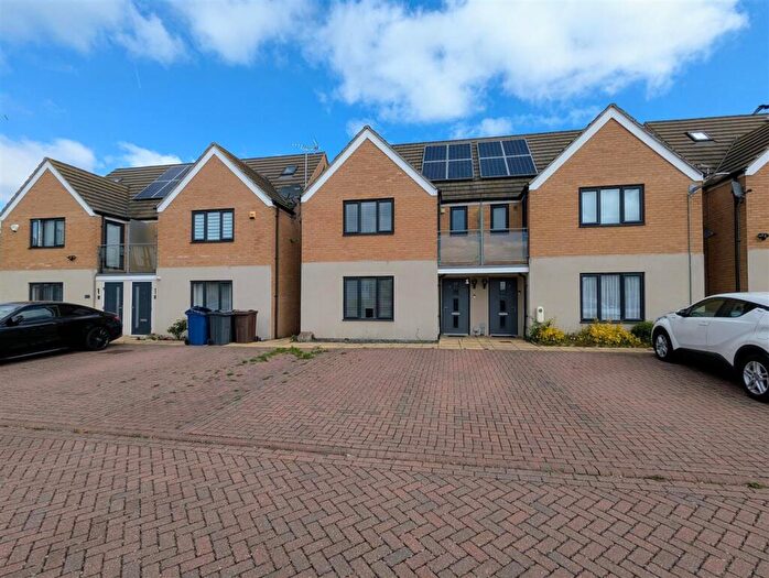4 Bedroom Semi-Detached House For Sale In Sunliner Way, South Ockendon, RM15