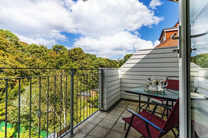 2 Bedroom Flat To Rent In Rosemount Road, BH4