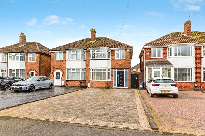 3 Bedroom Semi Detached House For Sale In Wyckham Road, Birmingham, B36