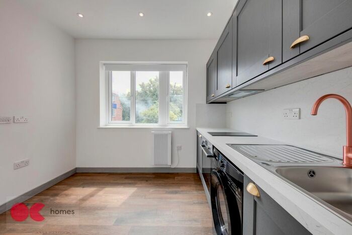 1 Bedroom Flat To Rent In Station Square, Gidea Park, Romford, RM2