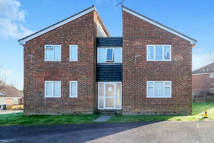 Flat To Rent In Reedmace Close, Waterlooville, Hampshire, PO7