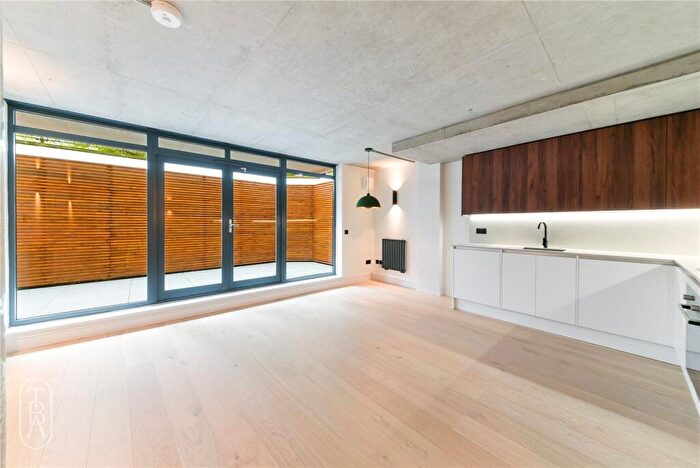 3 Bedroom Apartment To Rent In Queensbridge Road, London, E2