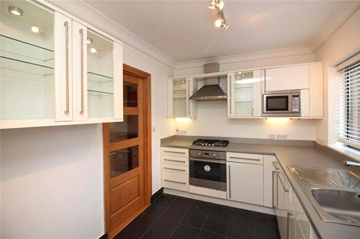 2 Bedroom Apartment To Rent In Spencer Close, London, N3