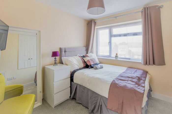 1 Bedroom Semi-Detached House To Rent In Parkfield Close, Crawley, RH11