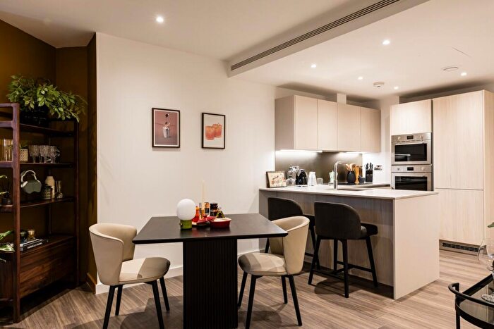 Flat To Rent In Bloom West, Nine Elms Ln, Nine Elms, London, SW11