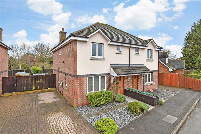 3 Bedroom Semi Detached House For Sale In Spiers Farm Close, Horley, Surrey, RH6