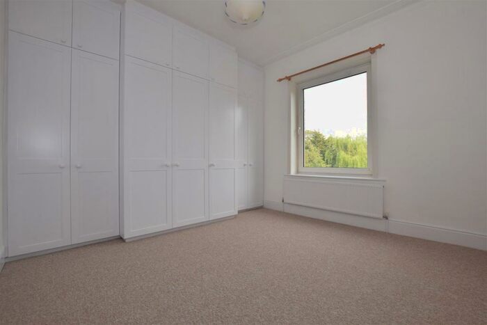 3 Bedroom Flat To Rent In Ballards Lane, Finchley, N3