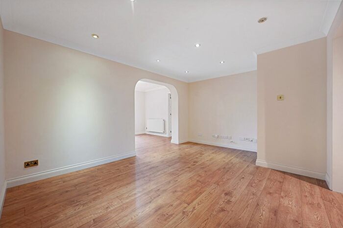 4 Bedroom Detached House For Sale In Baycroft Close, Pinner, HA5