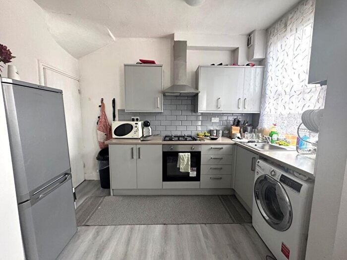 2 Bedroom Terraced House For Sale In Bayswater Grove, Leeds, LS8