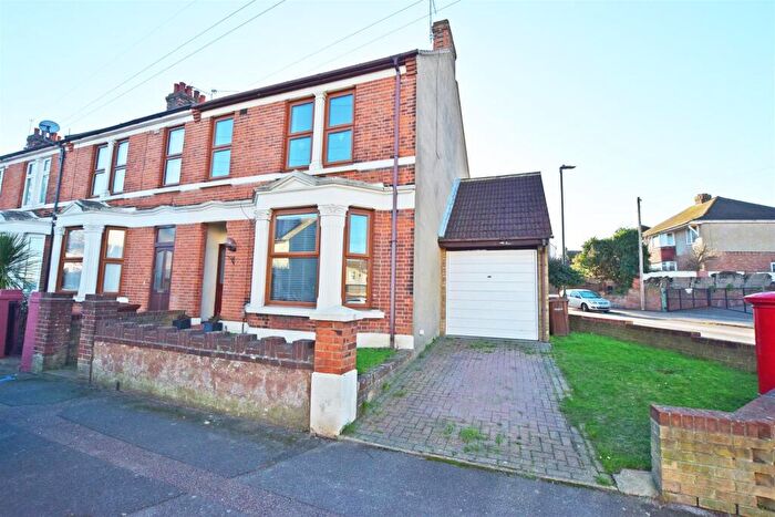 3 Bedroom End Of Terrace House For Sale In Carlton Avenue, Gillingham, ME7