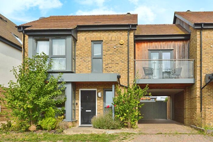 3 Bedroom Link Detached House For Sale In Robinson Row, Oakgrove, Milton Keynes, MK10