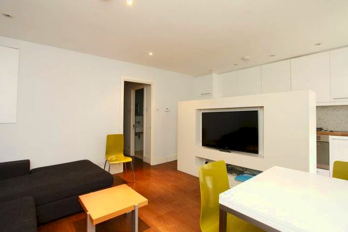 3 Bedroom Flat To Rent In Chippenham Road, Maida Hill, London, W9