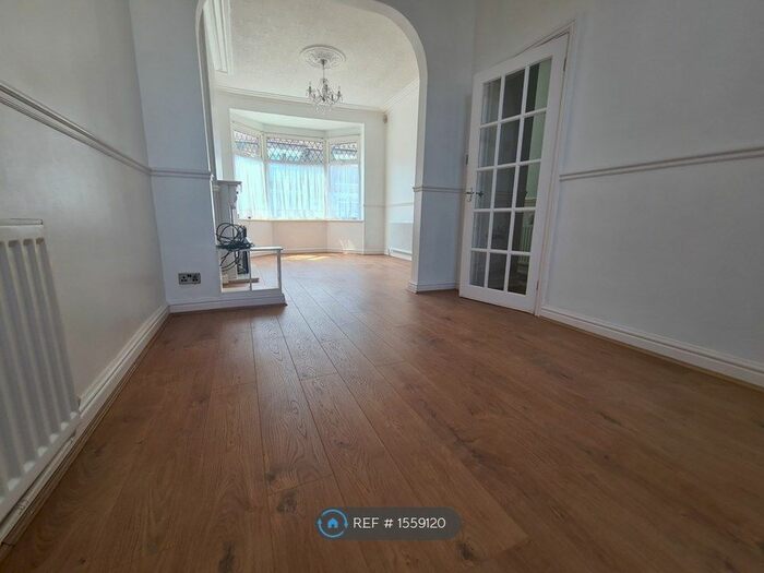 3 Bedroom Terraced House To Rent In De La Pole Avenue, Hull, HU3