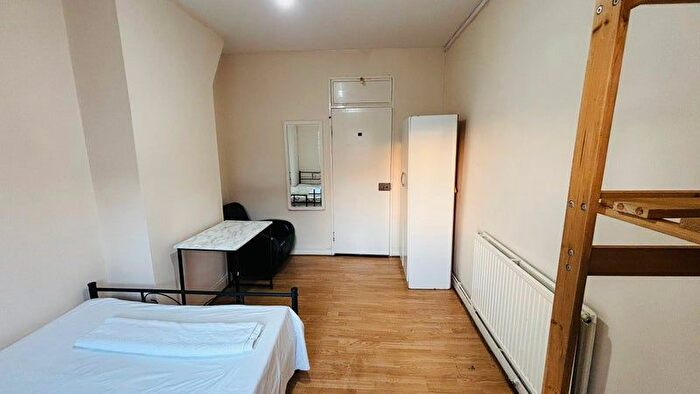 2 Bedroom Flat To Rent In Wickford Street, London, E1