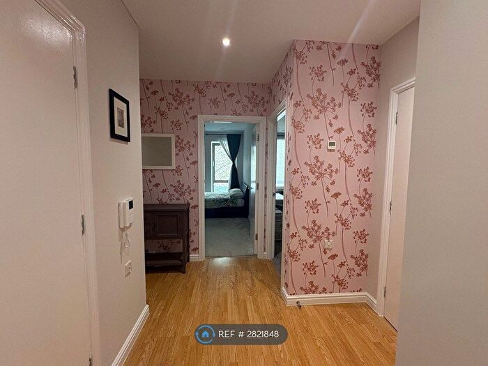 2 Bedroom Flat To Rent In Oak Square, London, SW9