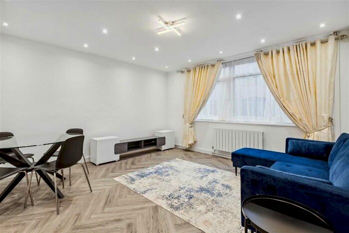 3 Bedroom Flat To Rent In Homer Row, London, W1H