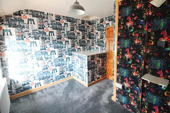 3 Bedroom End Of Terrace House For Sale In Crescent Avenue, Rothwell, Leeds, LS26