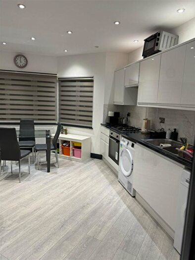2 Bedroom Flat To Rent In Finchley Road, London, NW11