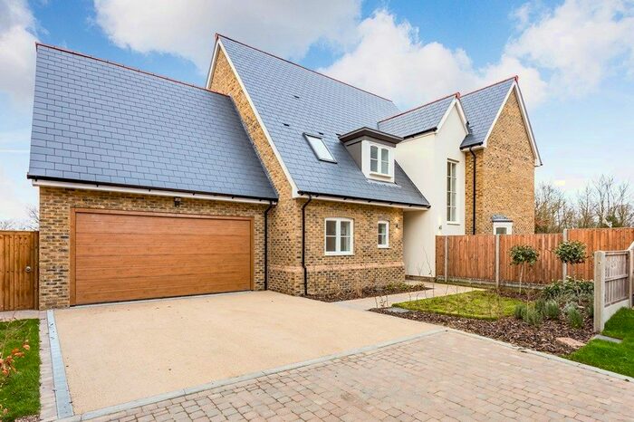 5 Bedroom Detached House To Rent In High Road, Chigwell, IG7