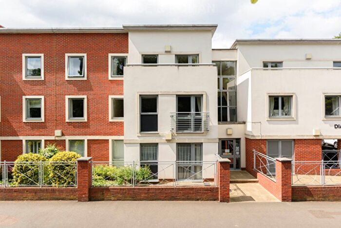 2 Bedroom Flat To Rent In Dial Stone Court, Weybridge, KT13