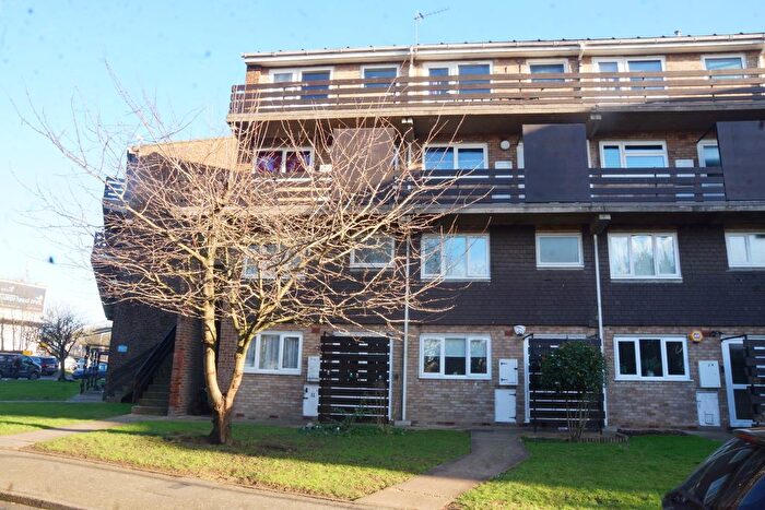 2 Bedroom Maisonette To Rent In Rise Park Parade, Romford, RM1