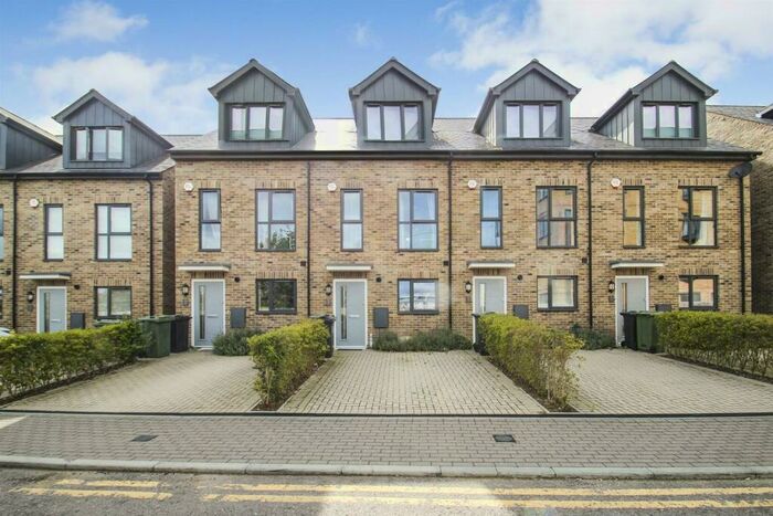 4 Bedroom Town House To Rent In Corbens Place, Maidstone, ME16