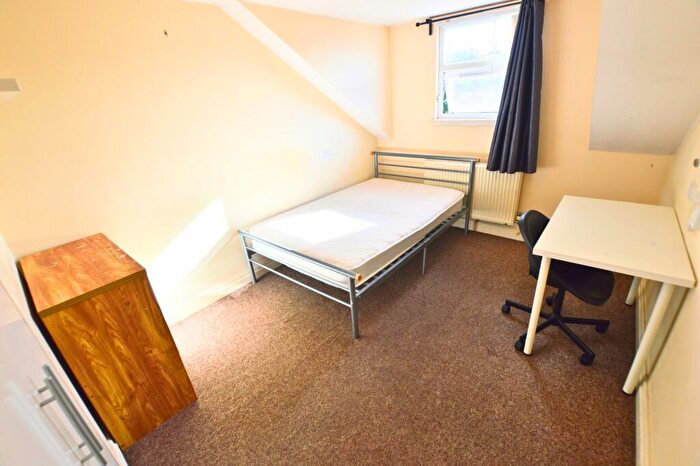 3 Bedroom Flat To Rent In Hyde Park Road, Leeds, LS6