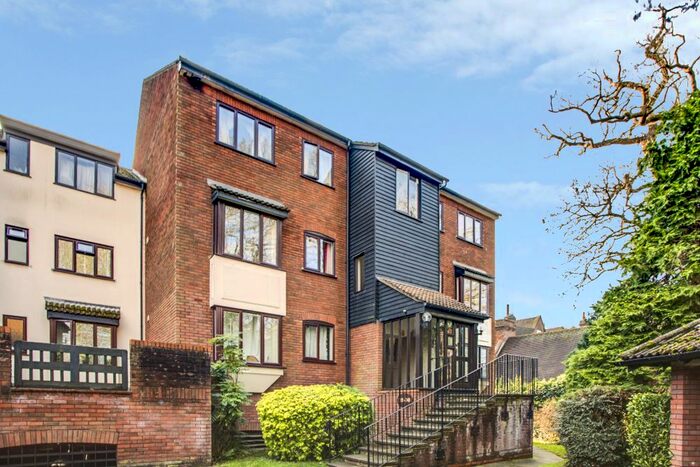 2 Bedroom Flat To Rent In Oakdene Close, Pinner HA5