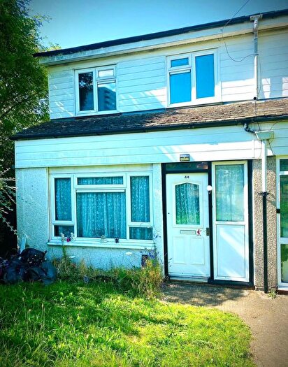 3 Bedroom Semi-Detached House To Rent In Hurlock Way, Luton, LU4