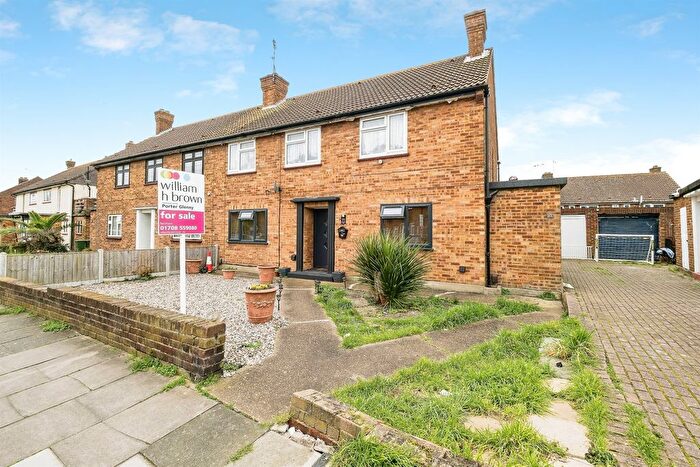 2 Bedroom Maisonette For Sale In Dunedin Road, Rainham, RM13