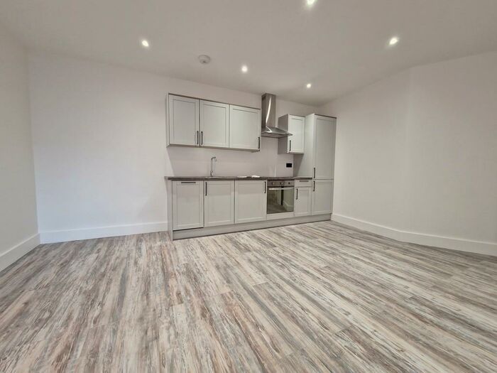 2 Bedroom Apartment To Rent In Kingsbridge Point, SN1