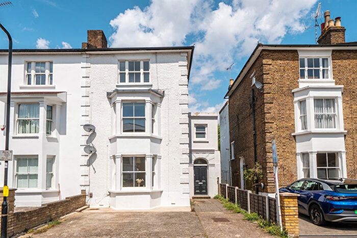 2 Bedroom Flat For Sale In Denmark Road, London, W13
