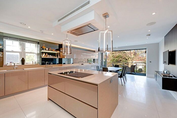 3 Bedroom Flat For Sale In Beechwood Avenue, London, N3