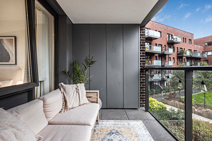 1 Bedroom Apartment For Sale In Leonard Court, Meeting House Lane, London, SE15