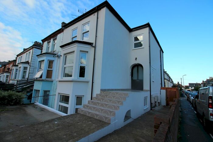 2 Bedroom Flat To Rent In Ballards Lane, London, N3