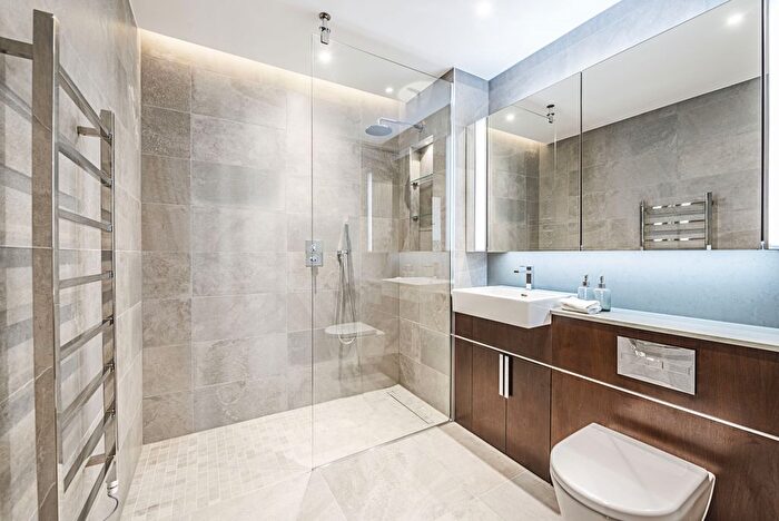 2 Bedroom Flat To Rent In - Charles Clowes Walk, Nine Elms, London, SW11