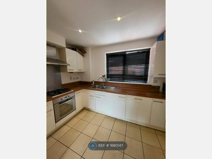 2 Bedroom Flat To Rent In Lanesborough Way, London, SW17