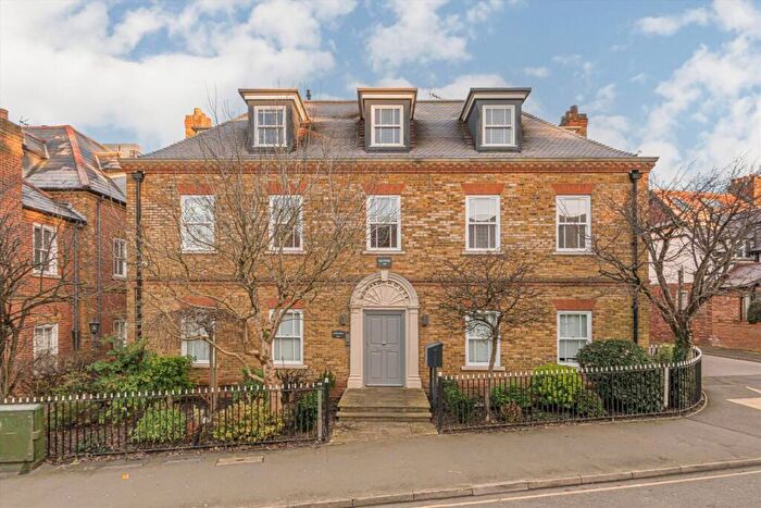 1 Bedroom Flat To Rent In Baker Street, Weybridge, KT13