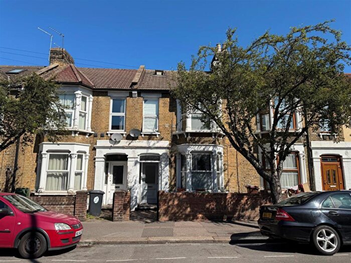 2 Bedroom Flat For Sale In Warren Road, London, E10