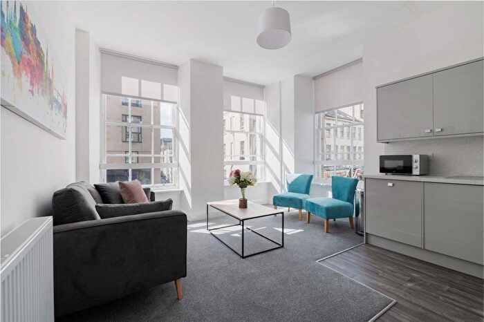 3 Bedroom Flat To Rent In South Bridge, Old Town, Edinburgh, EH1